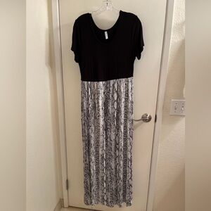 Dearcase Short Sleeve Pocketed snakeskin Maxi Dress